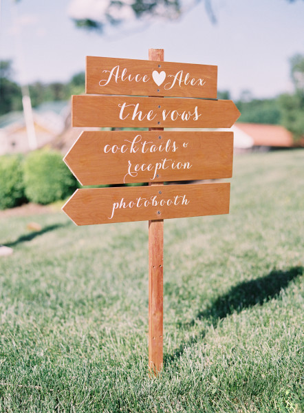 ceremony-sign-directional-sign-outdoor-wedding-morais-vineyard-virginia-wedding